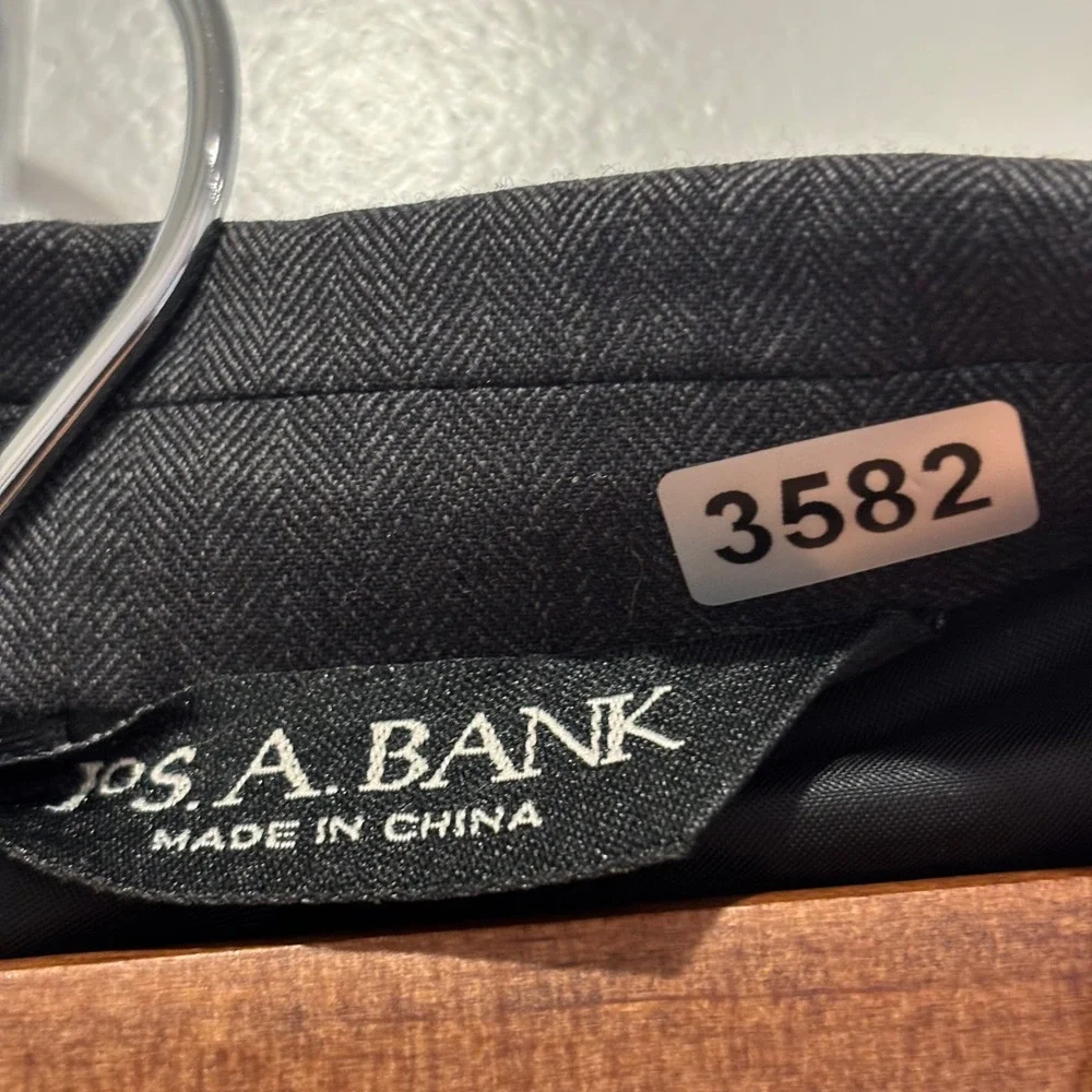 Jos A Bank Mens Charcoal Grey Herringbone 100% Wool 2 Button Suit Set 40R
